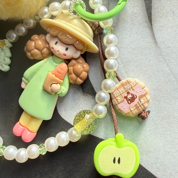 Little girl figure with cookie and apple charm - Picture 3 of 4